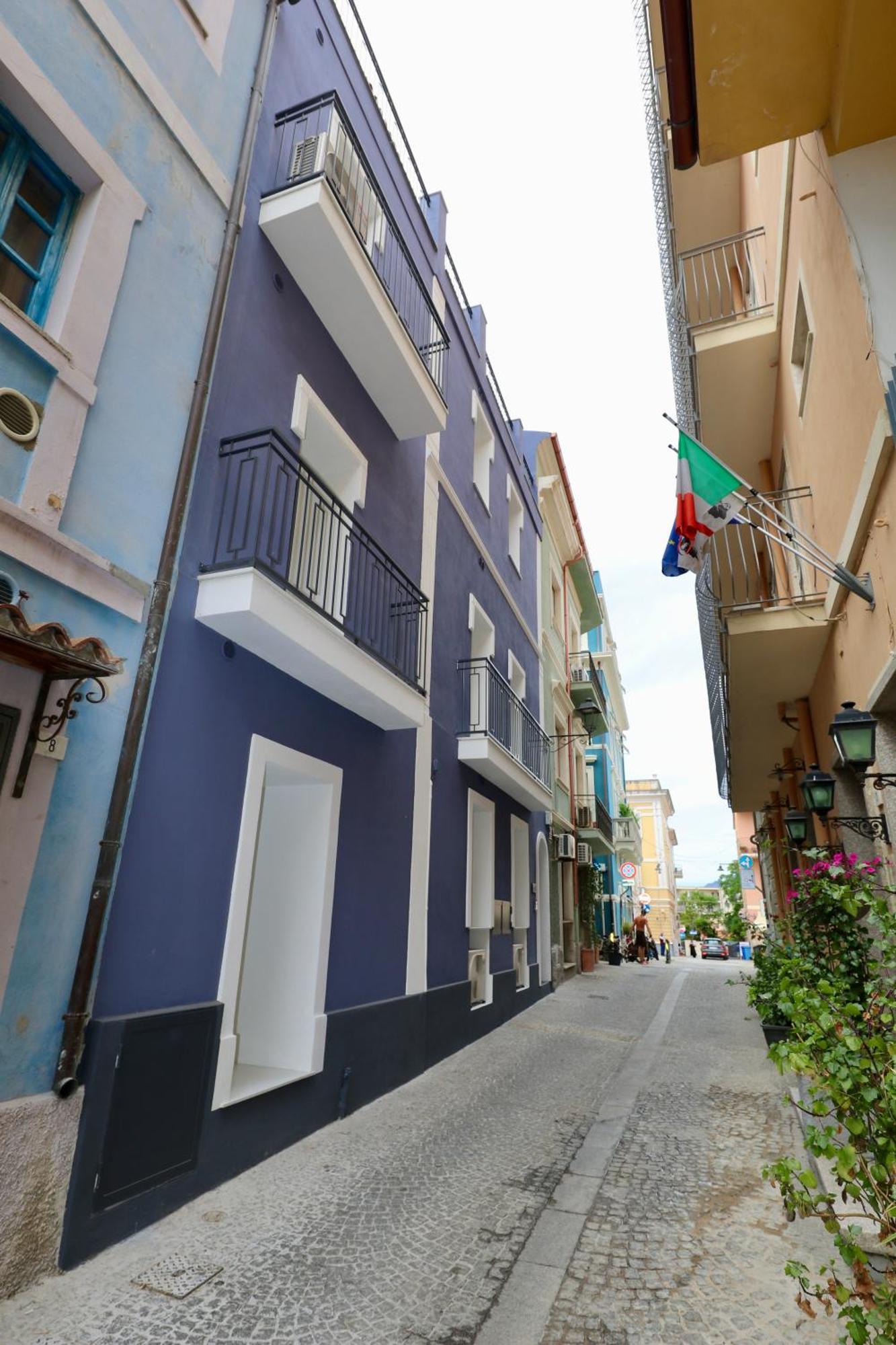 Luxurious Garibaldi Penthouse - Terrace - Great View - Full Renovation - Historical Centre - Amazing Apartment *